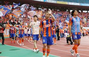 新潟-湘南 今季、ホーム初勝利を挙げ、サポーターの声援を受けながら引き上げる堀米悠斗ら新潟の選手たち