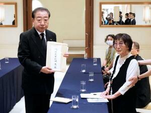 被爆体験者の岩永千代子さん(右)から石破首相宛ての要望書を預かった立憲民主党の野田代表=9日午前、長崎市
