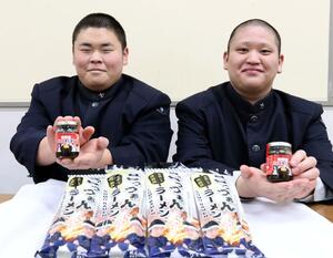 「韓国風ごっつぁん海苔」を手にする笠原龍さん(右)と宮野裕介さん。手前が「ごっつぁんラーメン」=糸魚川市能生の海洋高校