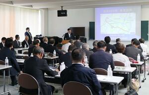 八十里越道路への駐車場など観光・休憩施設の設置について質疑が交わされた事業概要説明会=三条市庭月