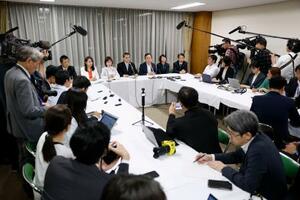 　再審制度を巡る自民党の司法制度調査会と法務部会の合同会議後に行われた記者会見＝１３日午後、東京・永田町の党本部