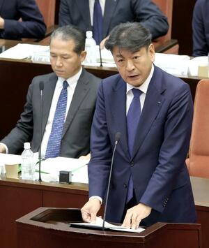 県議会連合委員会の参考人招致で答弁する東京電力の小早川智明社長。左奥は経済産業省資源エネルギー庁の村瀬佳史長官＝１６日、県議会