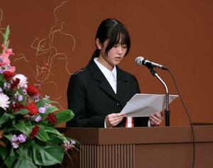 税についての作文コンクールで高田税務署長賞に輝いた吉川美幸さん＝上越市西城町３