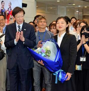 　神戸市の久元喜造市長（左）らから歓迎を受ける元フィギュアスケート選手の坂本花織さん＝２１日午前、市役所