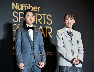 「NEW FACE賞」を受賞した陸上女子の久保凜(右)とスケートボード男子の小野寺吟雲=23日、東京都千代田区