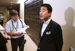 会合後、記者団の取材に応じる自民党の佐々木紀衆院議員=26日午後、金沢市