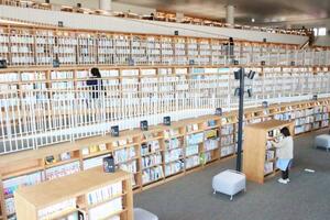書棚が階段状に配置された図書館=魚沼市小出島
