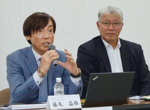 業務提携について記者会見する神明ホールディングスの藤尾益雄社長(左)と舞台ファームの針生信夫社長=29日午後、神戸市中央区