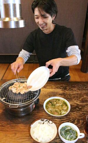 豚もつとご飯の食べ放題コースを提供する「焼肉 はじめの一歩」代表の戸田恭平さん=魚沼市井口新田