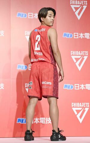 新ユニホームを着て写真撮影に応じるBリーグ千葉Jの富樫勇樹=8月27日、東京都内