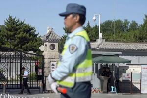 2025年6月4日、天安門事件の犠牲者が眠る墓地付近を警戒する治安当局者=北京(共同)