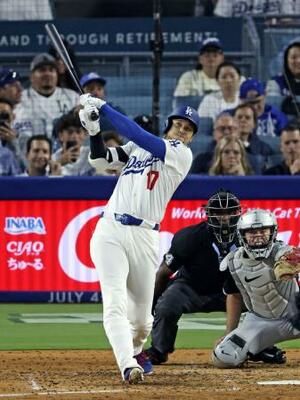 1日のホワイトソックス戦で30号ソロを放つ米大リーグ、ドジャースの大谷翔平。5年連続で30本塁打に到達した=ロサンゼルス(共同)