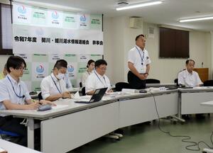 関川と姫川の流量などの情報を共有した連絡会=7月31日、上越市南新町