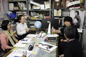 上映初日のイベントの打ち合わせをする学生ら=新潟市中央区