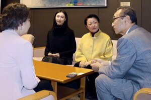渡辺竜五市長(右)とトキの生態について談笑する上海歌舞団の王延団長(右から2人目)ら=2日、佐渡市役所