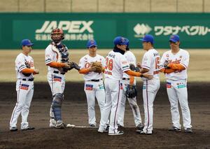 ピンチを招き、マウンドに集まる新潟ナイン=長岡市悠久山野球場