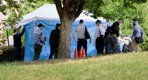 遺体が見つかった大阪市北区の扇町公園を調べる捜査員=15日午後1時21分