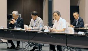 県内の市町村長を前に講演する蓮池薫さん=21日、新潟市中央区