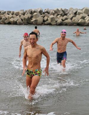 寒さに耐えながら冬の日本海に入る参加者=1月3日、新潟市中央区関屋