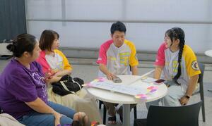 民踊流しの衣装などについて打ち合わせをする上野新奈さん（右）ら＝新発田市中央町３