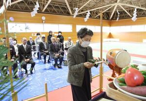 村松陸軍少年通信兵学校を卒業後に戦死した若者を追悼した慰霊祭=10月9日、五泉市愛宕甲の市村松武道館