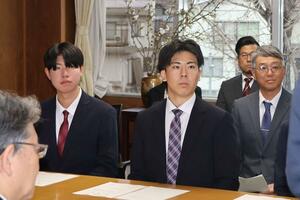 激励を受ける鐙孝太さん（右）と山﨑祐弥さん＝南魚沼市役所