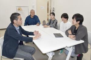 作品について話し合う制作メンバー=新潟市西区内野町