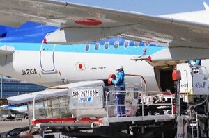 航空機に貨物を積み込む作業員=羽田空港
