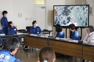 河川上流の状況をドローンの映像で確認する市幹部ら=阿賀野市役所