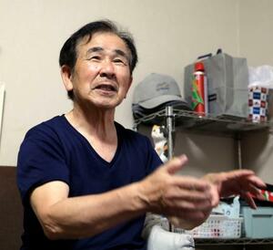 10年前の土砂崩れ被害について語る岩谷光則さん=1日、熊本県上天草市
