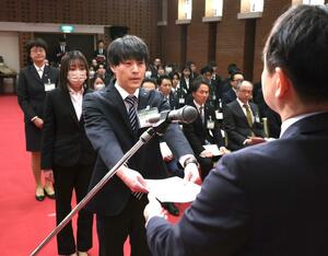 上越市の中川幹太市長から辞令を受け取る新採用職員=1日、同市新光町1