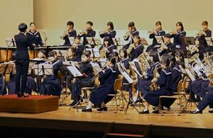 妙高市内3中学校の吹奏楽部員が東京芸大の学生と共演したコンサート=27日、妙高市文化ホール