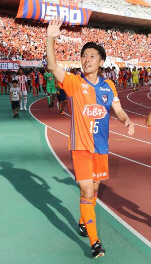引退試合でサポーターに手を振る本間勲さん=2018年、デンカビッグスワンスタジアム