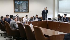 県営住宅の入居要件となっている連帯保証人について議論した建設公安委員会＝１０日、県議会