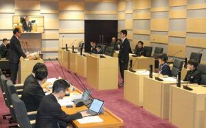 生徒たちが内田幹夫市長らに一般質問した「中学生議会」=魚沼市議会