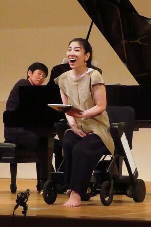 ピアノ伴奏に合わせ、伸びやかな美声を披露する坂井田真実子さん=新潟市西区