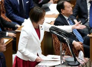 衆院予算委で質問する共産党の田村委員長=2日午後