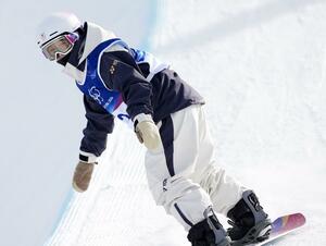 女子ハーフパイプの公式練習で調整する冨田せな＝リビーニョ（共同）