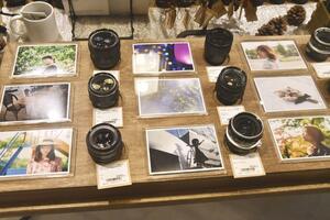 「2nd BASE」店内で、作品例と一緒に並ぶオールドレンズ