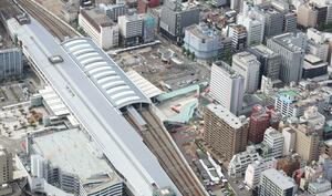 JR東日本がオフィスビルなどの建設を計画している新潟駅万代口の東地区(写真中央下)=16日、新潟市中央区(本社ヘリから)