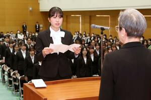 県立看護大の入学式で宣誓する津端果鈴さん＝６日、上越市新南町