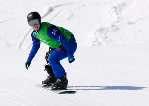 　男子スノーボードクロス大腿障害決勝で滑走する小須田潤太＝８日、イタリア・コルティナダンペッツォ（共同）