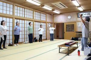 力強い歌声を響かせる広神ゴスペルサークル=魚沼市今泉
