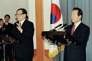 1995年11月、韓国・ソウルで記者会見する金泳三大統領(右)と中国の江沢民国家主席(共同)