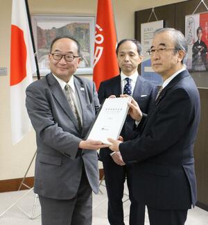 まとまった県総合計画を花角英世知事に報告する検討委員会の宍戸邦久・新潟大学副学長(左)ら=1月27日、県庁