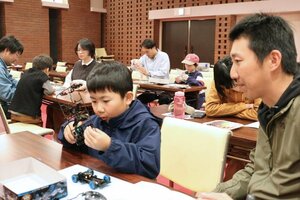 親子でマシン作りを楽しんだミニ四駆のワークショップ=上越市新光町1