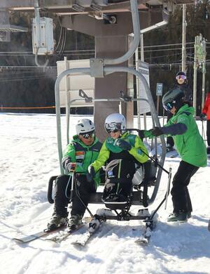 椅子型のスキーを使って行われた「ネージュ」の障害者スキースクール＝２月、湯沢町