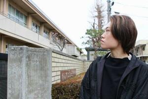 　通級指導教室の支援員として働いた母校の校舎を見る新井麻衣良さん＝埼玉県熊谷市