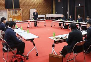町立学校の将来像について議論していく検討会=出雲崎町米田