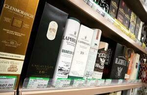 　北京市内の輸入品を扱う店に並ぶスコッチウイスキー＝３０日（共同）